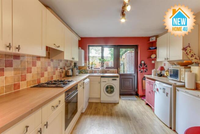 KITCHEN / BREAKFAST ROOM: