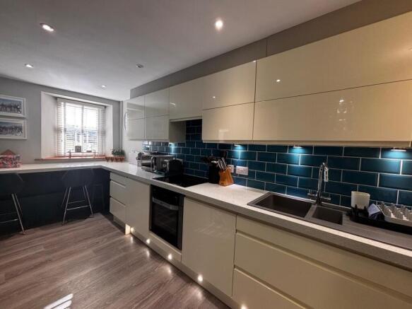 3 bed House for sale Image 4