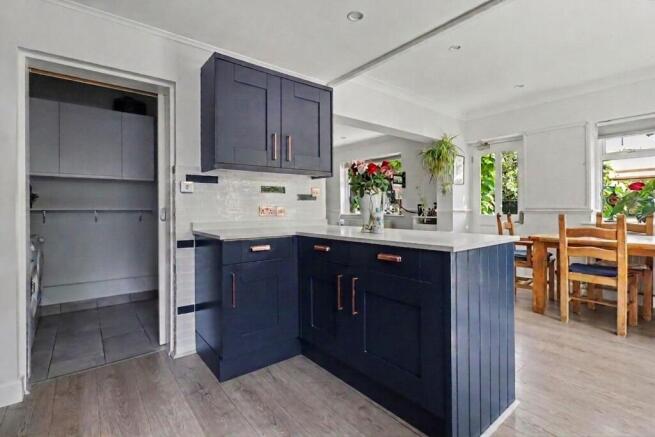 Woodfield Road, Thames Ditton, KT7 photo 4