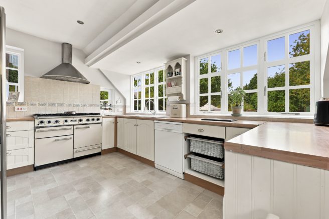 6 bed Semi-Detached for sale Image 8