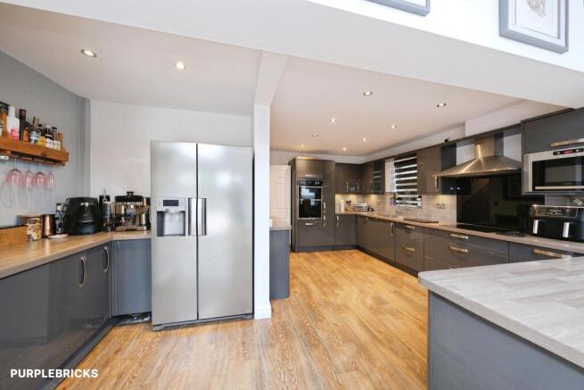 5 bed Detached for sale Image 11