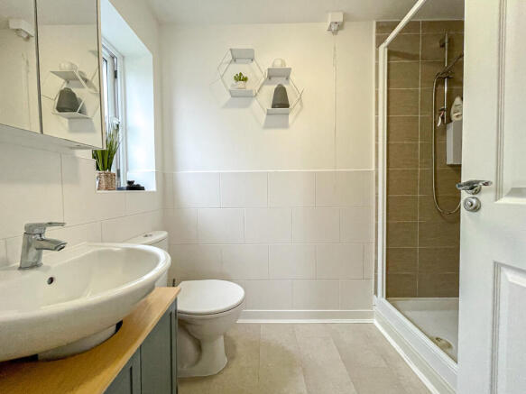 213 Belmont Rd - ensuite