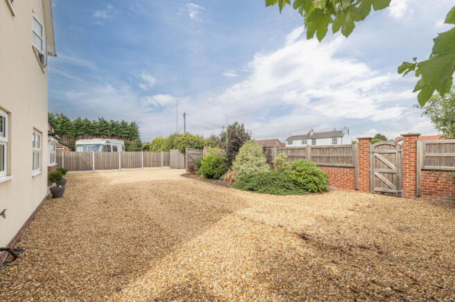 5 bed Detached for sale Image 3