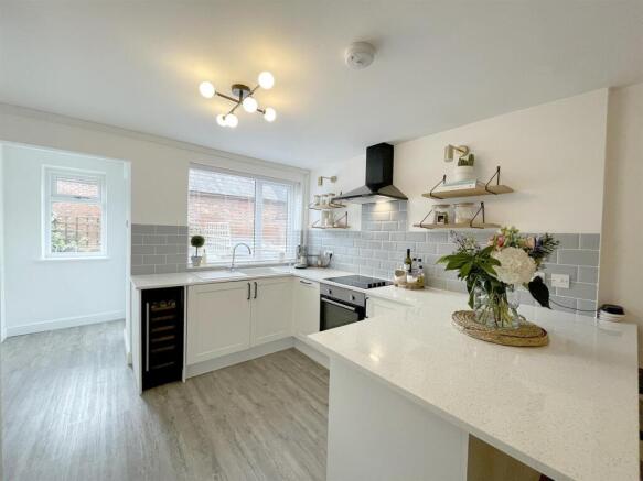 3 bed Terraced to rent Image 4