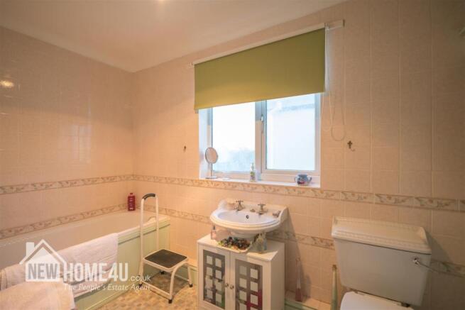 FAMILY BATHROOM: