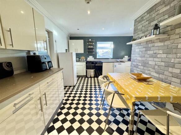 4 bed Semi-Detached for sale Image 5