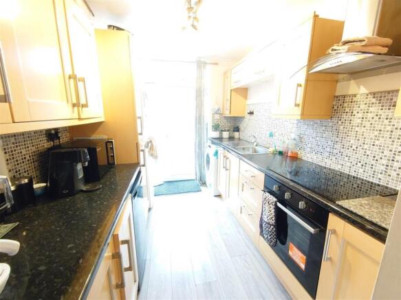 Kitchen 2.jpg