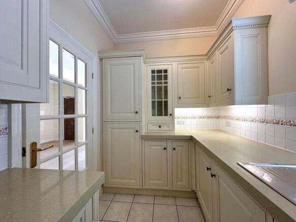 2 bed Apartment to rent Image 3