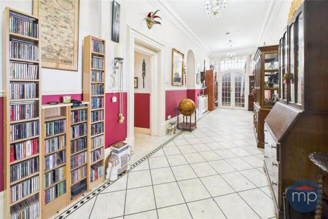3 bed Flat for sale Image 12