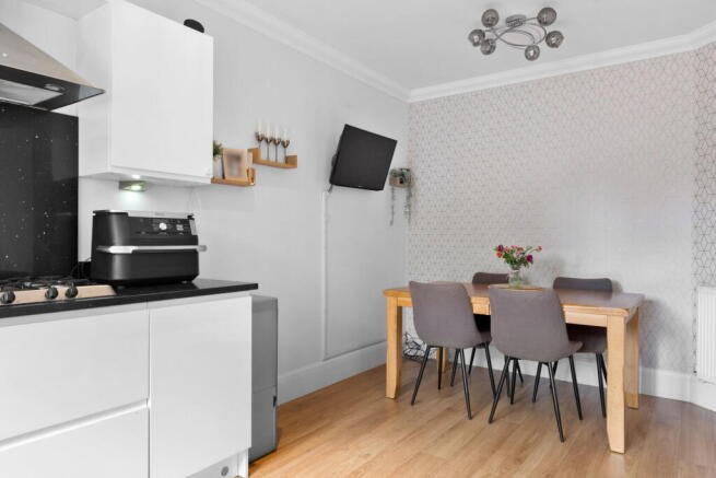 Oak Tree Close, West Ewell, Epsom, KT19 9FG photo 4