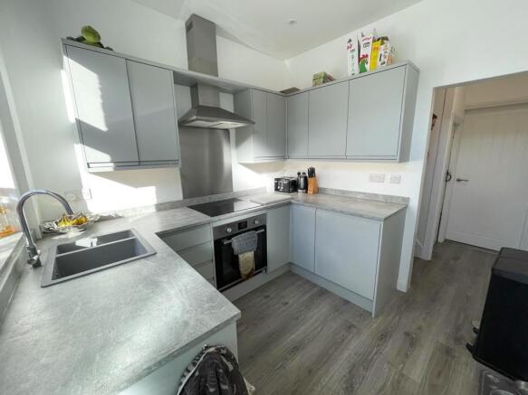 2 bed Terraced to rent Image 5