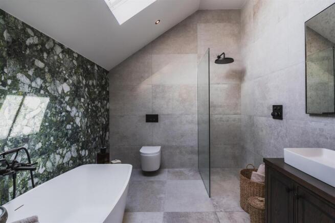 Master En-Suite Bathroom