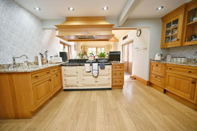 5 bed Detached for sale Image 9