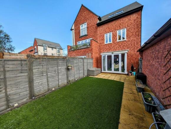 209 Dowsell Way garden 3.jpg