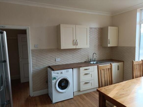 5 bed House to rent Image 6