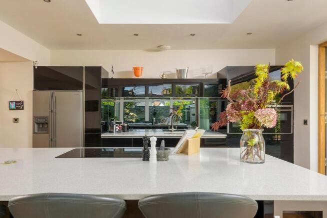 7 bed Detached for sale Image 4
