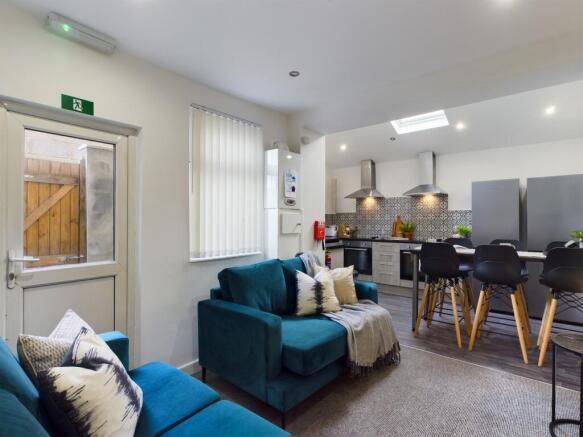 A spacious and inviting large modern living roo...