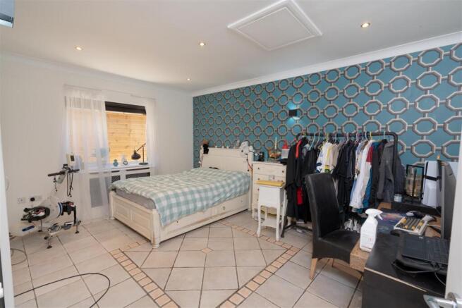5 bed Detached for sale Image 9