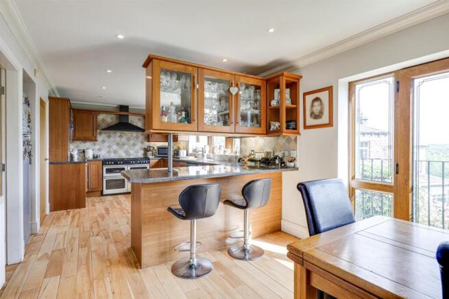 4 bed Detached for sale Image 9