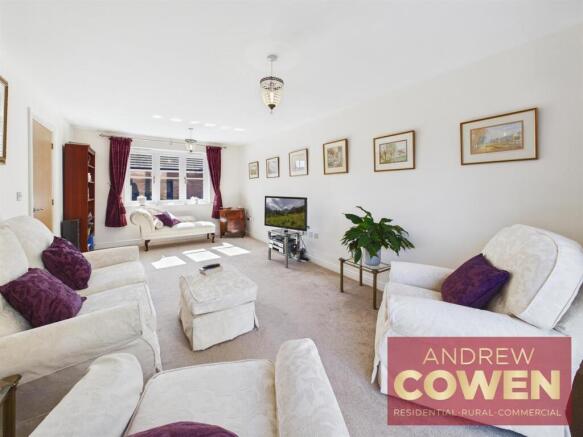 4 bed Detached for sale Image 5