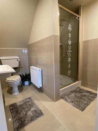 EN-SUITE SHOWER ROOM