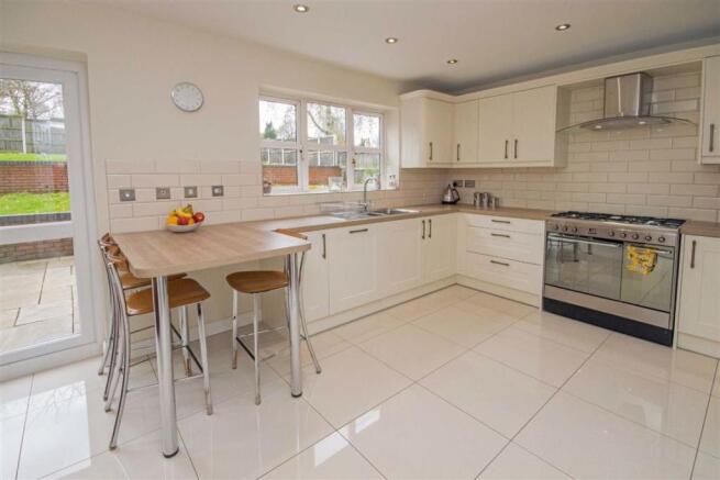 KITCHEN/BREAKFAST ROOM