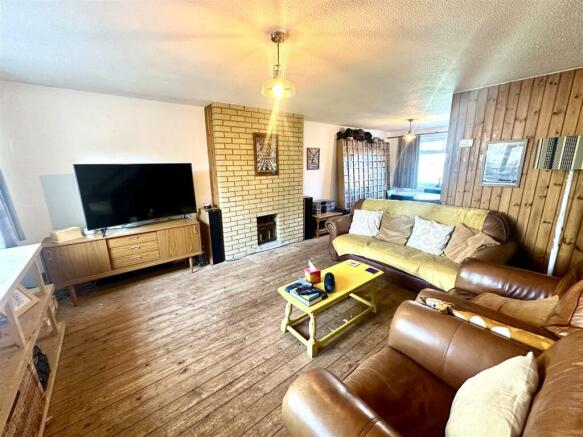 LIVING/DINING ROOM
