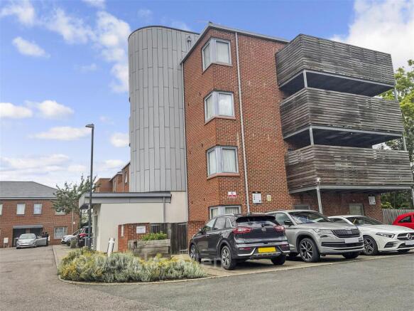 Serpentine Close, Chadwell Heath, Essex photo 5