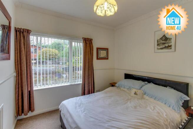 MAIN BEDROOM: