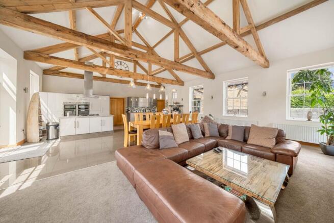 5 bed Detached for sale Image 11
