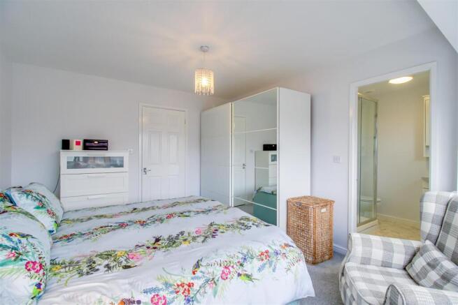 4 bed Detached for sale Image 10