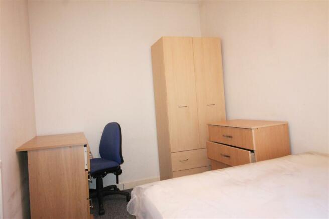 4 bed Flat to rent Image 10