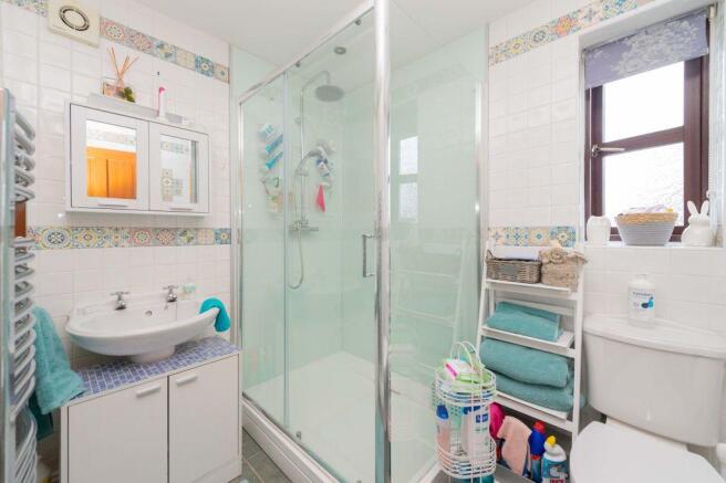 Master Bedroom  En-suite