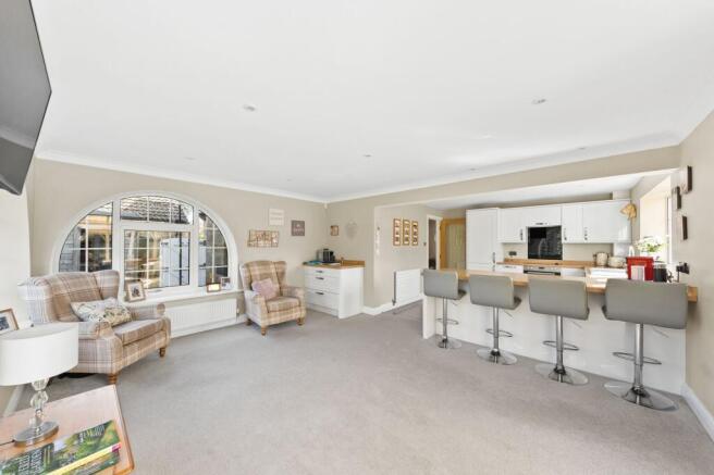 5 bed Detached for sale Image 8