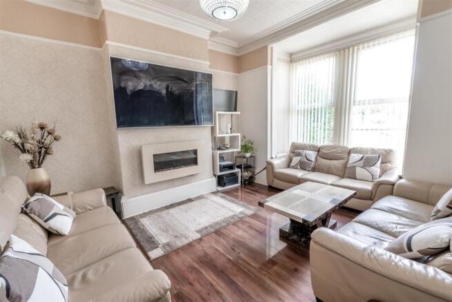 5 bed Detached for sale Image 5