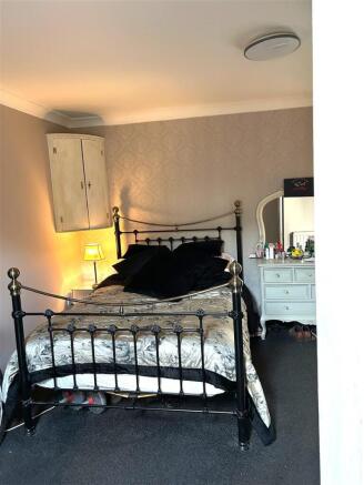 5 bed Semi-Detached for sale Image 6