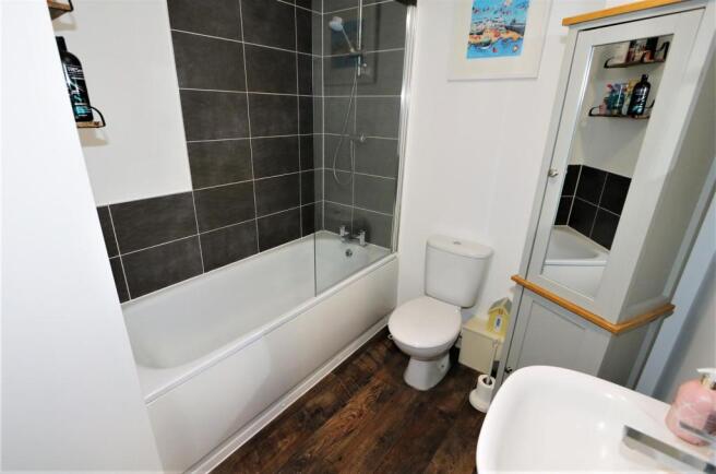 STYLISH FAMILY BATHROOM