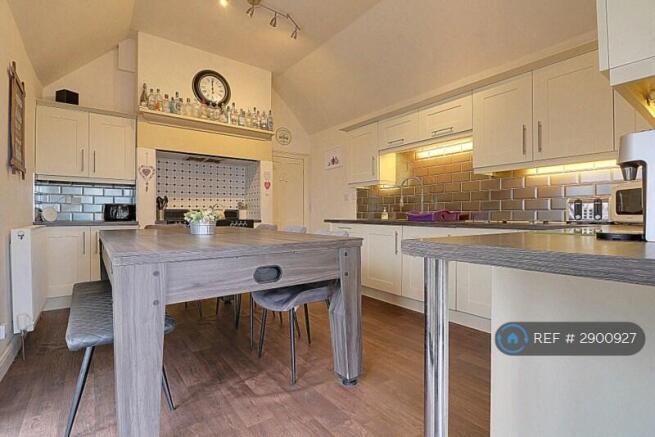 6 bed Semi-Detached to rent Image 7