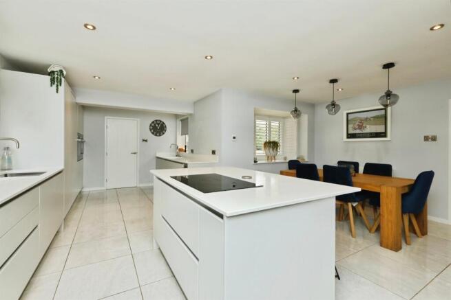4 bed Detached Bungalow for sale Image 4