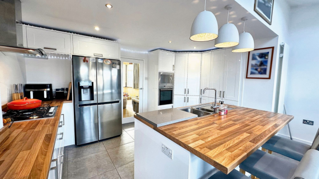 Kitchen/Breakfast Bar