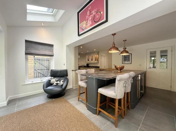 4 bed Detached for sale Image 8