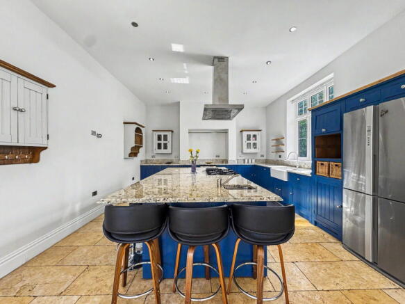 5 bed Detached for sale Image 10