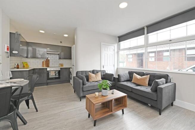 4 bed Apartment to rent Image 8
