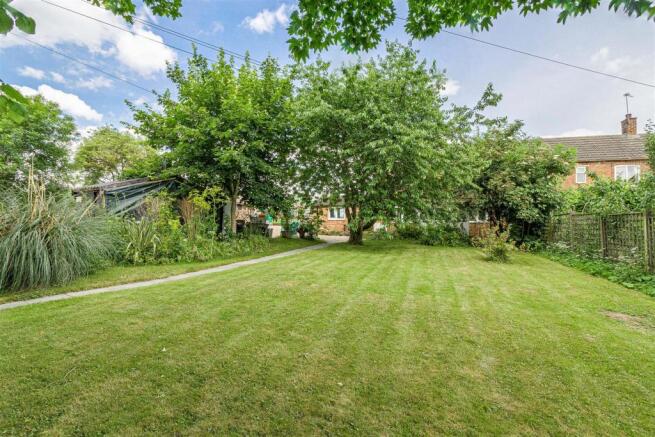 Front Garden looking to the cottage
