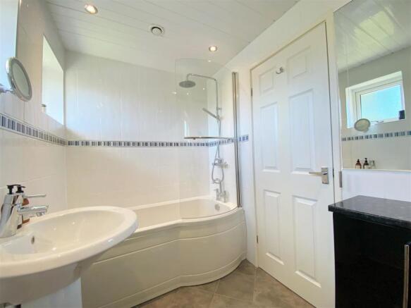 Bathroom 3.jpg