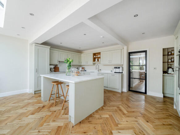 5 bed Detached for sale Image 7