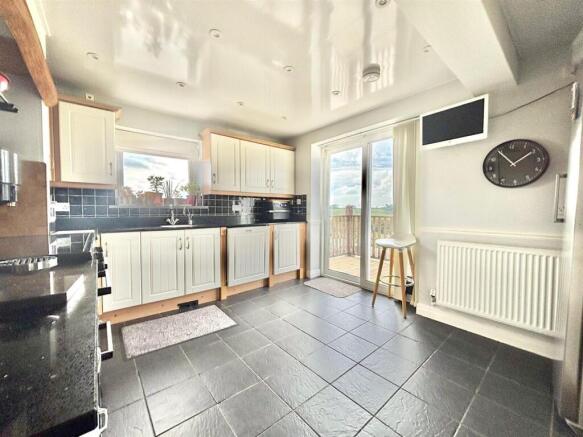4 bed Detached for sale Image 11