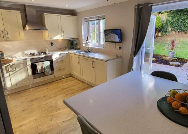 5 bed Town House for sale Image 4