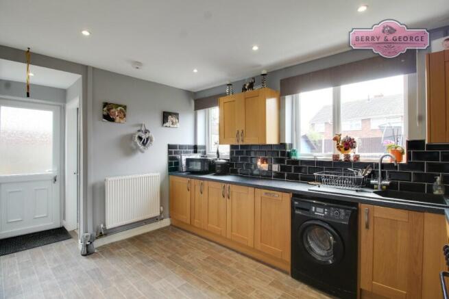 KITCHEN / BREAKFAST