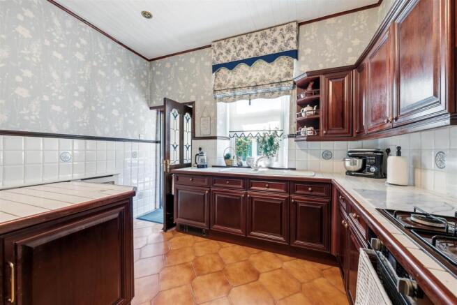 6 bed Semi-Detached for sale Image 10